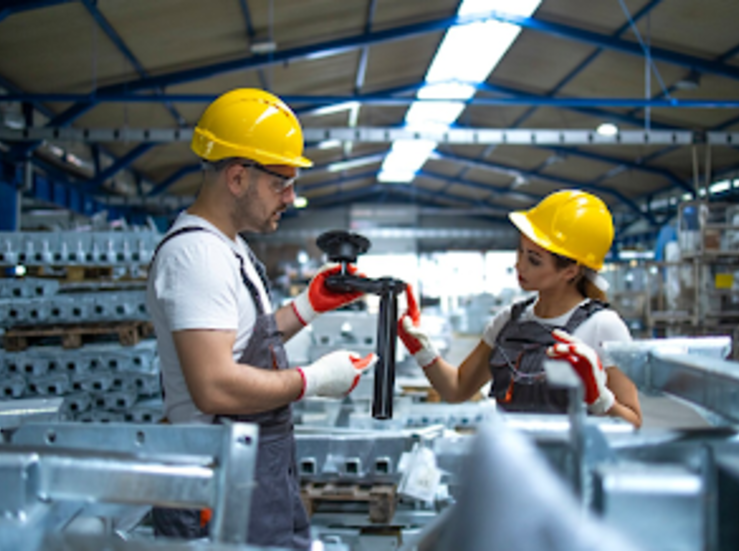 Las empresas de servicios industriales realizan una labor auxiliar muy necesaria