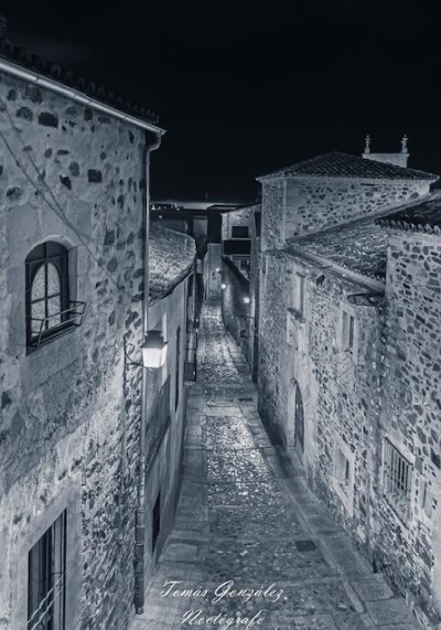 Cáceres nocturno. Tomás González