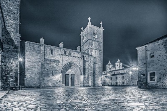 Cáceres nocturno. Tomás González