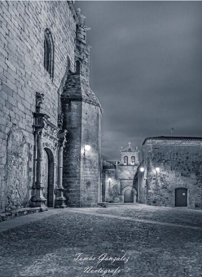 Cáceres nocturno. Tomás González